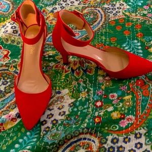 Dream Pairs size 8 with adjustable ankle  buckle